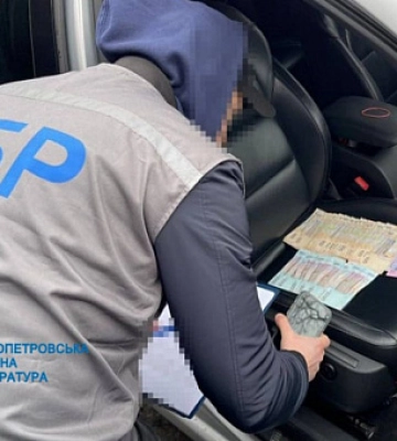 У Дніпрі на хабарі затримали інспектора Укртрансбезпеки