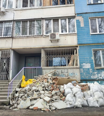 Звалив будівельне сміття під під’їздом: у Дніпрі оштрафували місцевого жителя