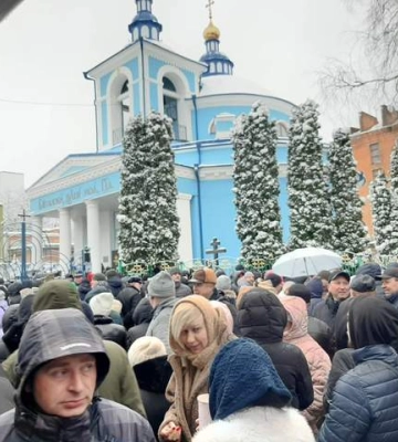 У Хмельницькому почали збиратися люди біля храму Пресвятої Богородиці УПЦ (МП)