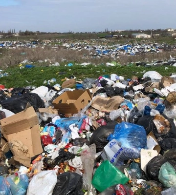 На Миколаївщині через брак техніки зі сміттєзвалища розлітається непотріб