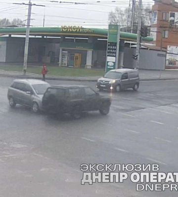 У Дніпрі на перехресті з Калиновою зіткнулися два легковики: відео моменту ДТП