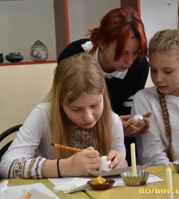 «Важливо оберігати наші традиції»: у Луцьку відкрили проєкт «Великодня майстерня». Фоторепортаж