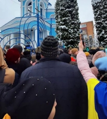 У Хмельницькому почали збиратися люди біля храму Пресвятої Богородиці УПЦ (МП)