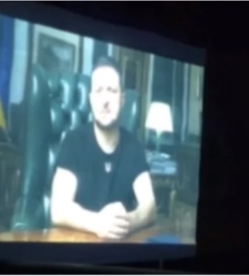 Величезний екран, на якому показують Бучу та Зеленського, поставили на українсько-білоруському кордоні 