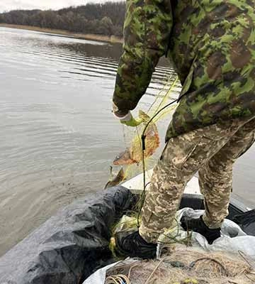На Полтавщині водна поліція виявила понад 300 метрів браконьєрських сіток з рибою