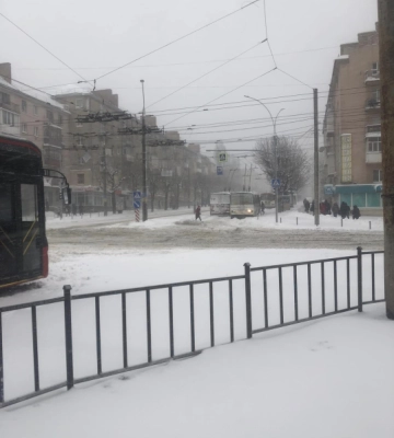 У Чернівцях через негоду паралізований рух транспорту на проспекті Незалежності
