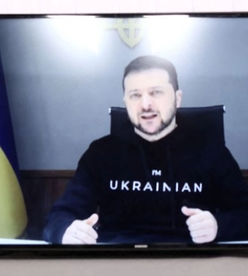 На кордоні з білорусами на величезному екрані показують Зеленського і Бучу