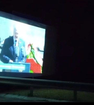 На кордоні з білорусами на величезному екрані показують Зеленського і Бучу