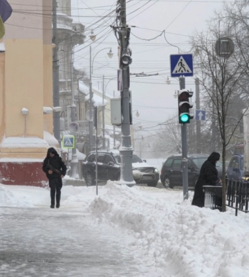 Засипані снігом авто і товпи людей на зупинках: снігопад паралізував звичне життя Чернівців