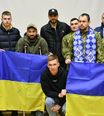 Футболісти Динамо провідали поранених українських військових — відео