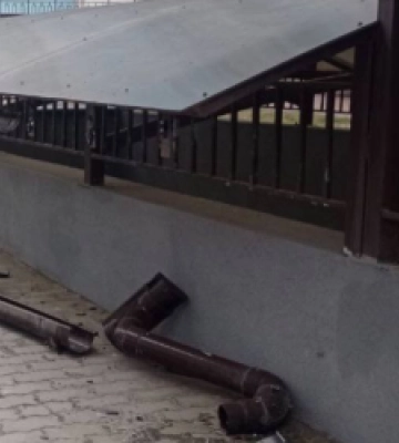 Львівські патрульні розшукали водія, який зніс конструкції у дворі та втік