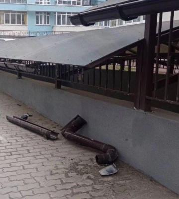 Львівські патрульні розшукали водія, який зніс конструкції у дворі та втік