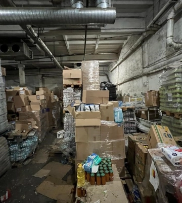 На складах в Києві було заблоковано 350 тонн гумдопомоги. Поліція передала частину її ЗСУ та Нацгвардії. ФОТО