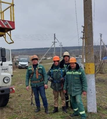 Енергетики з Рівненщини продовжують повертати електропостачання херсонцям на Бериславщині