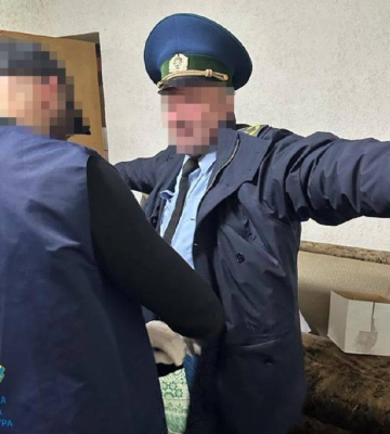 На Львівській митниці керівника відділу й інспекторів взяли на хабарях