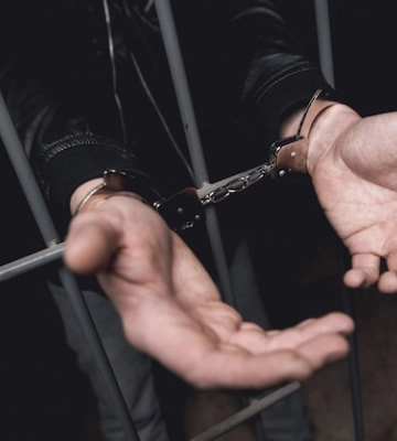 Підчас конвоювання підсудний наніс тілесні ушкодження поліцейському при виконанні обов&#039;язків