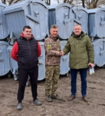 У Херсон доставили нові сміттєві контейнери