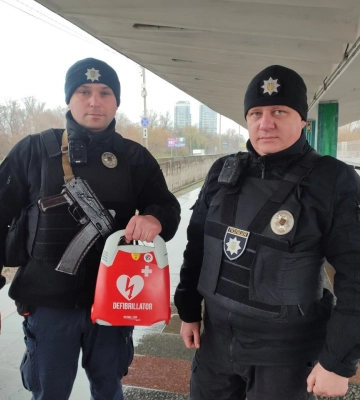 Поліцейські в Києві врятували пасажира метро