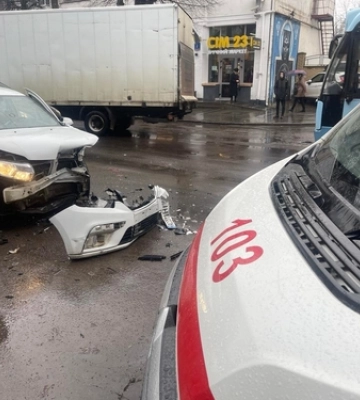 ДТП у центрі Луцька: авто без бампера та заблокований рух (ФОТО)