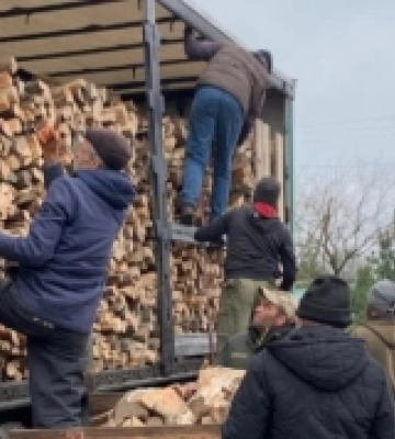 Волонтери Вараського району заготовили та доставили дрова жителям Херсонщини