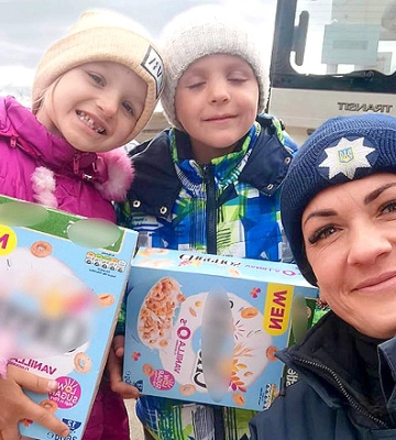 На Херсонщині ювенальні поліцейські передали благодійну допомогу сім’ям з дітьми