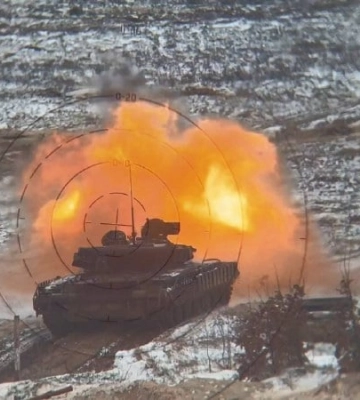 Украинские военные подбили танк Т-90М &quot;Прорыв&quot; с российского ПТРК &quot;Корнет&quot; (видео)
