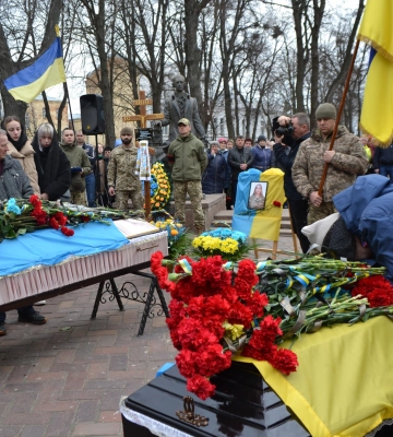 У Глухові на Сумщині попрощалися з Катериною Ющенко та Олександром Жуком
