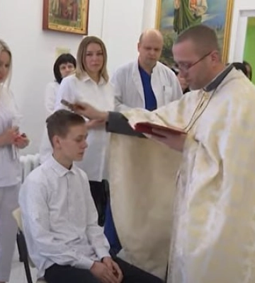 Уламок ледь не вбив: лікарі врятували життя хлопчику з Бахмуту і стали його хрещеними
