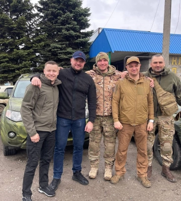 Луцький міський голова відвідав волинських бійців на передовій та передав їм допомогу