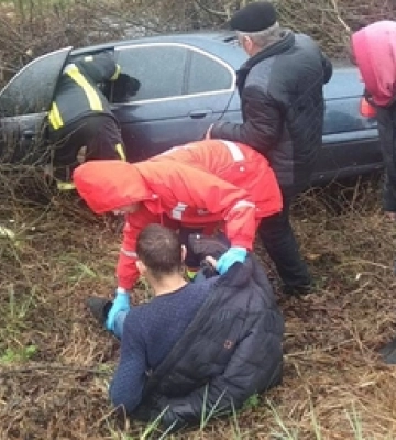 На Волині авто злетіло у кювет: на місці працювали рятувальники (фото, відео)