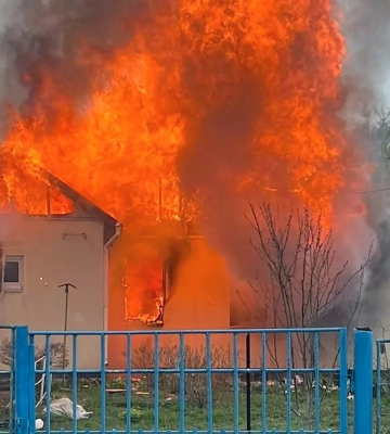 У Новомосковську пожежа охопила житловий будинок: загинула жінка та постраждав чоловік