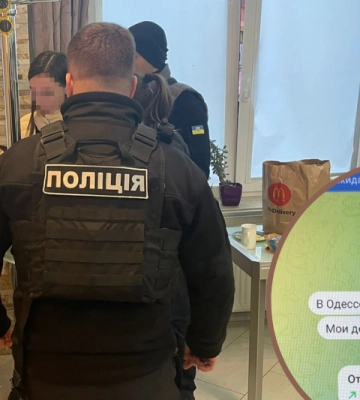 Підозрюють у сутенерстві: поліцейські затримали 28-річну жительку Закарпаття (ФОТО)
