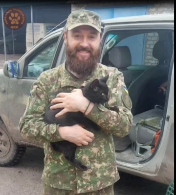 Захисник Кремінної, попри поранення, допоміг евакуювати в Харків кота (відео)