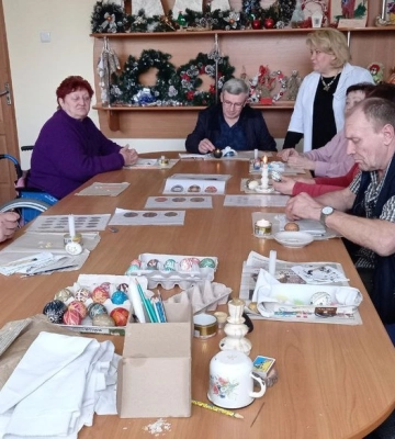 Підопічних Луцького геріатричного пансіонату навчали писанкарства