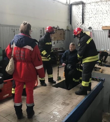 У Рівному чоловік впав в оглядову яму на СТО