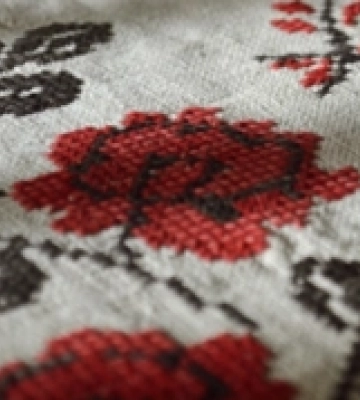 «Краса врятує світ»: у Корці запрошують на виставку майстрині української вишивки та декупажу