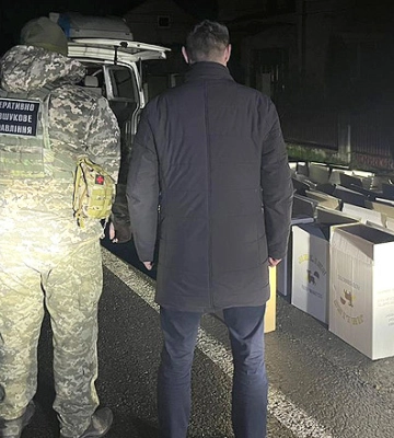 На Закарпатті водій мікроавтобусу, &quot;запакованого&quot; сигаретами, тікав від прикордонників (ФОТО, ВІДЕО)
