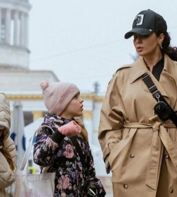 «Розривається серце». Настя Каменських прогулялася Києвом і сфотографувалася з псом, який дивом вижив у Гостомелі