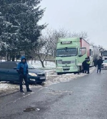 На Львовщине автомобиль сбил мать с четырехлетним ребенком, мальчик погиб