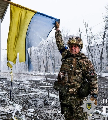 Поліцейські евакуюють людей з Авдіївки, яка знаходиться в &quot;червоній зоні&quot;