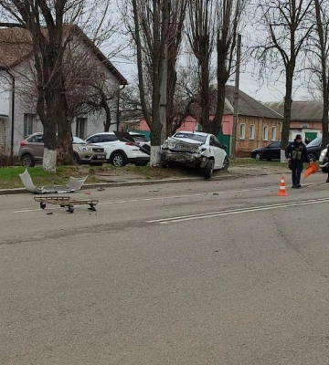 ДТП в Харькове: автомобиль влетел в забор у дома, пострадал ребенок 