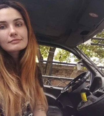 «Святий Віктор» - це військова машина. Хто й чому її так назвав, і яка дівчина в Дніпрі піклується про «Вітю» (фото і відео)