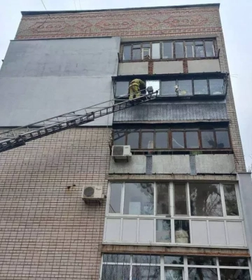 У Новомосковську дитина опинилася зачиненою в квартирі, викликали рятувальників