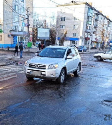 У Житомирі водійка Toyota на пішохідному переході збила матір з дитиною, дівчинка в лікарні