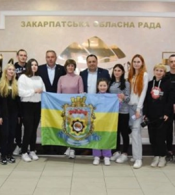 Діти з Донеччини побували на екскурсії у Закарпатській облраді