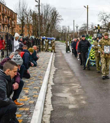 На колінах простились з 21-річним Олегом. Дніпропетровщина в останню путь провела солдата