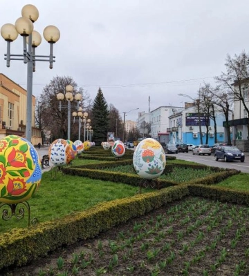 Традиційний писанковий сад знову прикрасив рівненський майдан Незалежності (ФОТО/ВІДЕО)