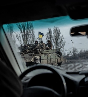 Украинские пограничники показали эвакуацию раненого военного из Бахмута — видео