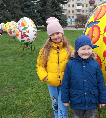 Центр Рівного знову прикрасили величезними писанками
