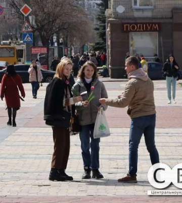 У Кропивницькому до вірменського Дня материнства й краси жінкам дарували квіти (фоторепортаж)